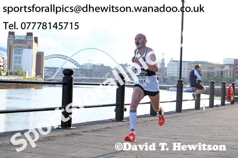 Steve Cairns (Tyne Bridge) 4th in the Bridges of the Tyne 5 Mile Road Race, Newcastle. Photo: David T. Hewitson/Sports for All Pics